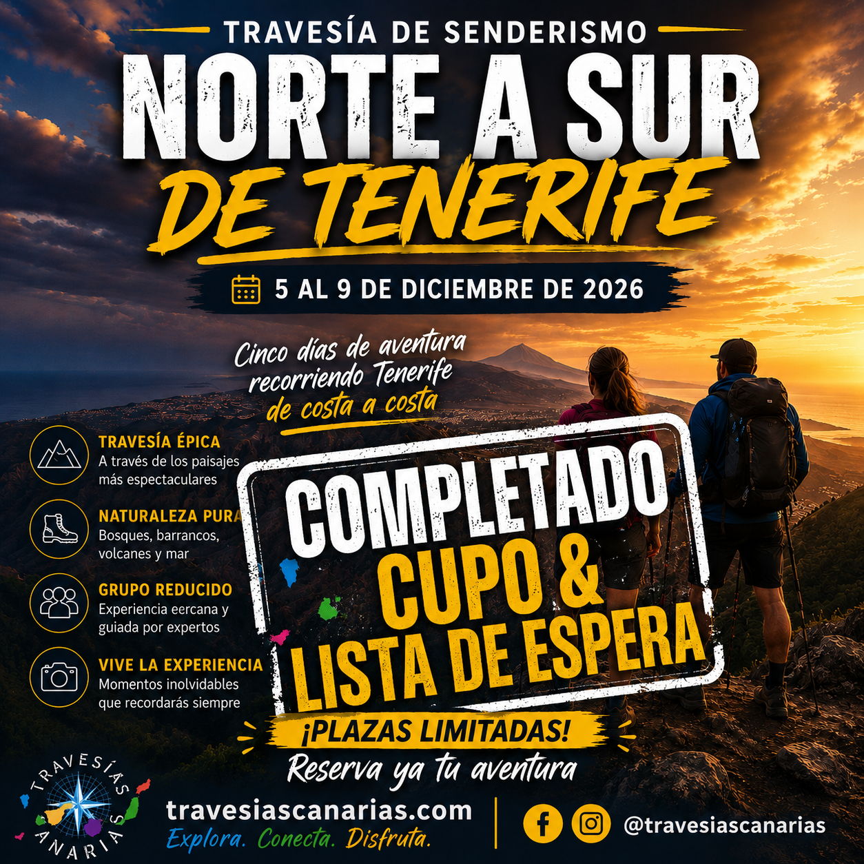 Senderistas contemplando el Teide durante la travesía Norte-Sur de Tenerife organizada por Travesías Canarias.
