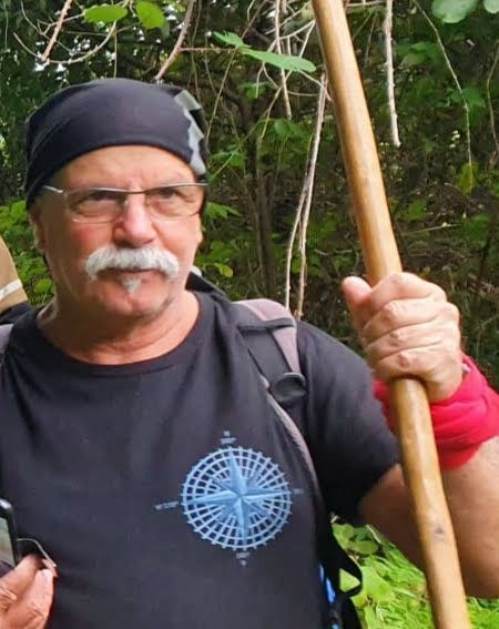Juan Palmero, guía de montaña, con su bastón en un sendero de laurisilva en Canarias